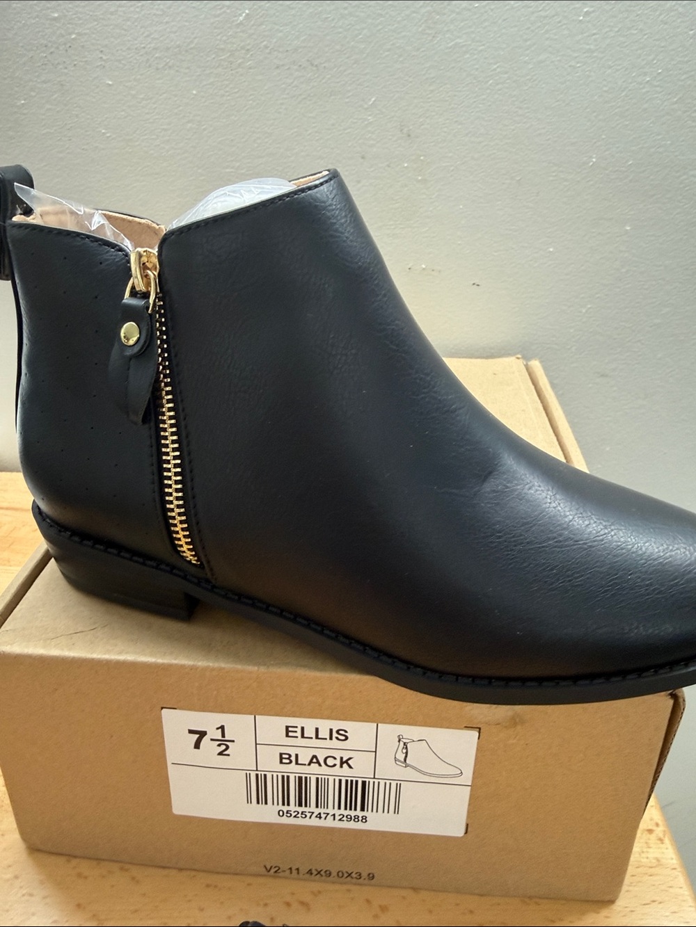 Journee Collection ELLIS Black Faux Leather Ankle Boot with Gold Zipper Size 7.5
